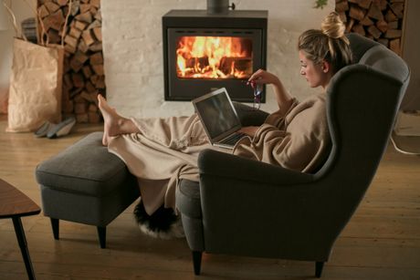 Kamin, dnevna soba, devojka, žena , rad od kuće, laptop Kamin, dnevna soba, devojka, žena , rad od kuće, laptop