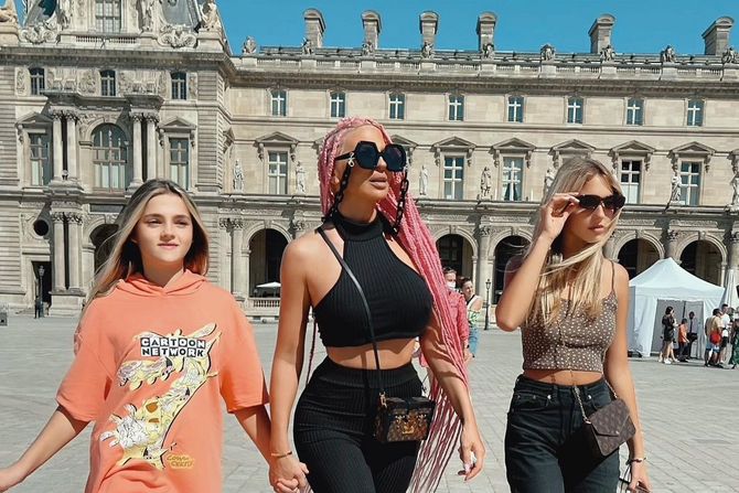 Karleuša sa ćerkama prošetala Parizom: Ljudi ne znaju u čiji stajling pre da gledaju - Telegraf.rs