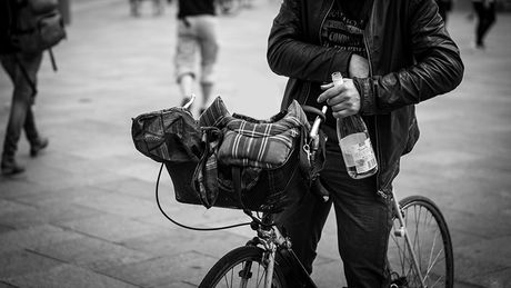 Pijani biciklista, alkohol, flaša, pijanac, pijandura na biciklu