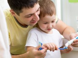 Otac i Sin Pranje Zuba Dete