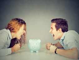 Novac pare svađa par muškarac žena finansije rasprava