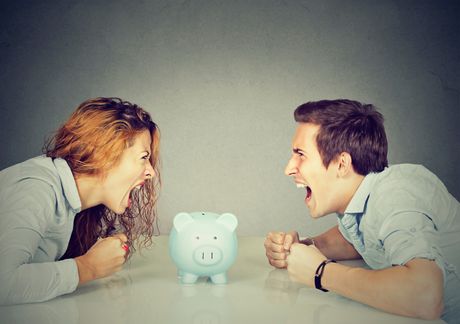 Novac pare svađa par muškarac žena finansije rasprava