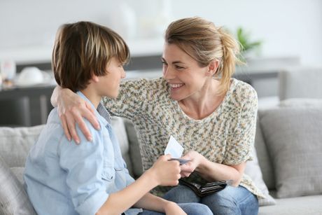 Mama i sin, novac, pare, džeparac Mama i sin, novac, pare, džeparac