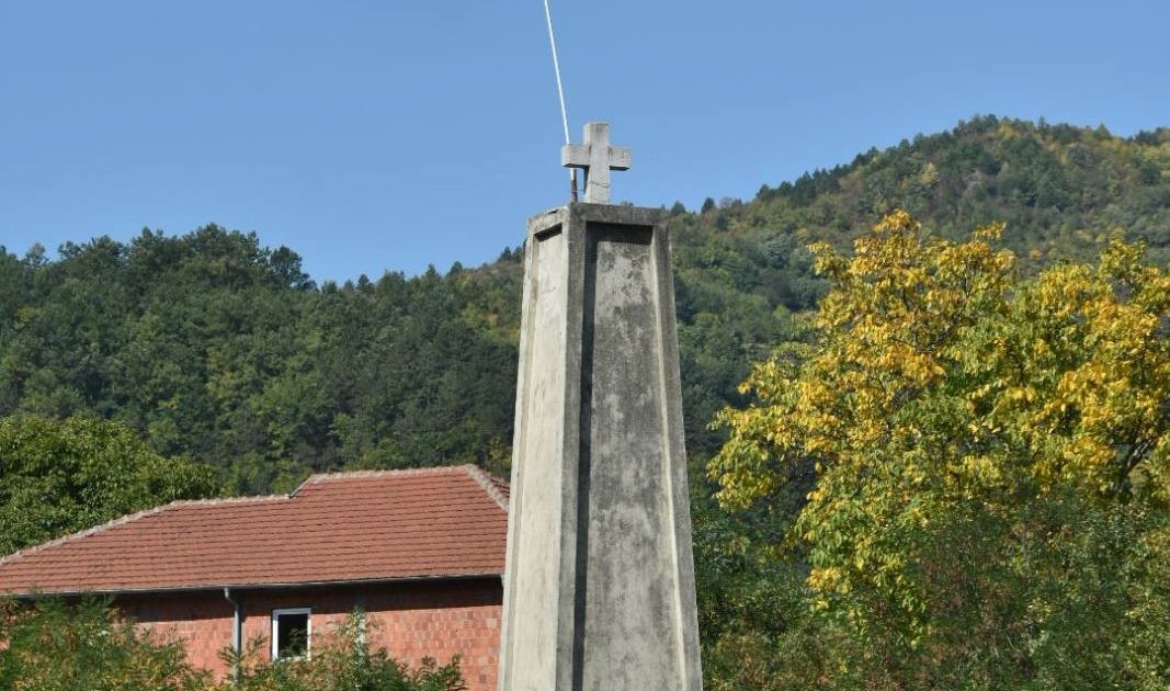 Vandalizam nakon Vidovdana u Štrpcu, oglasio se predsednik opštine: Nepoznati počinioci pobacali vence i cveće