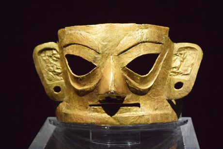 Kina, zlatna maska