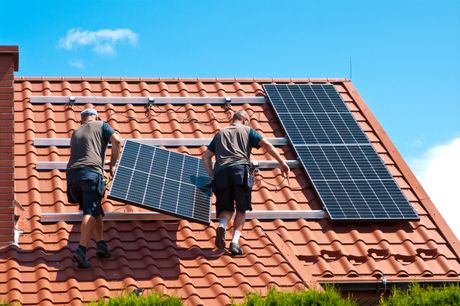 Krov, majstori, instaliranje solarnih panela paneli