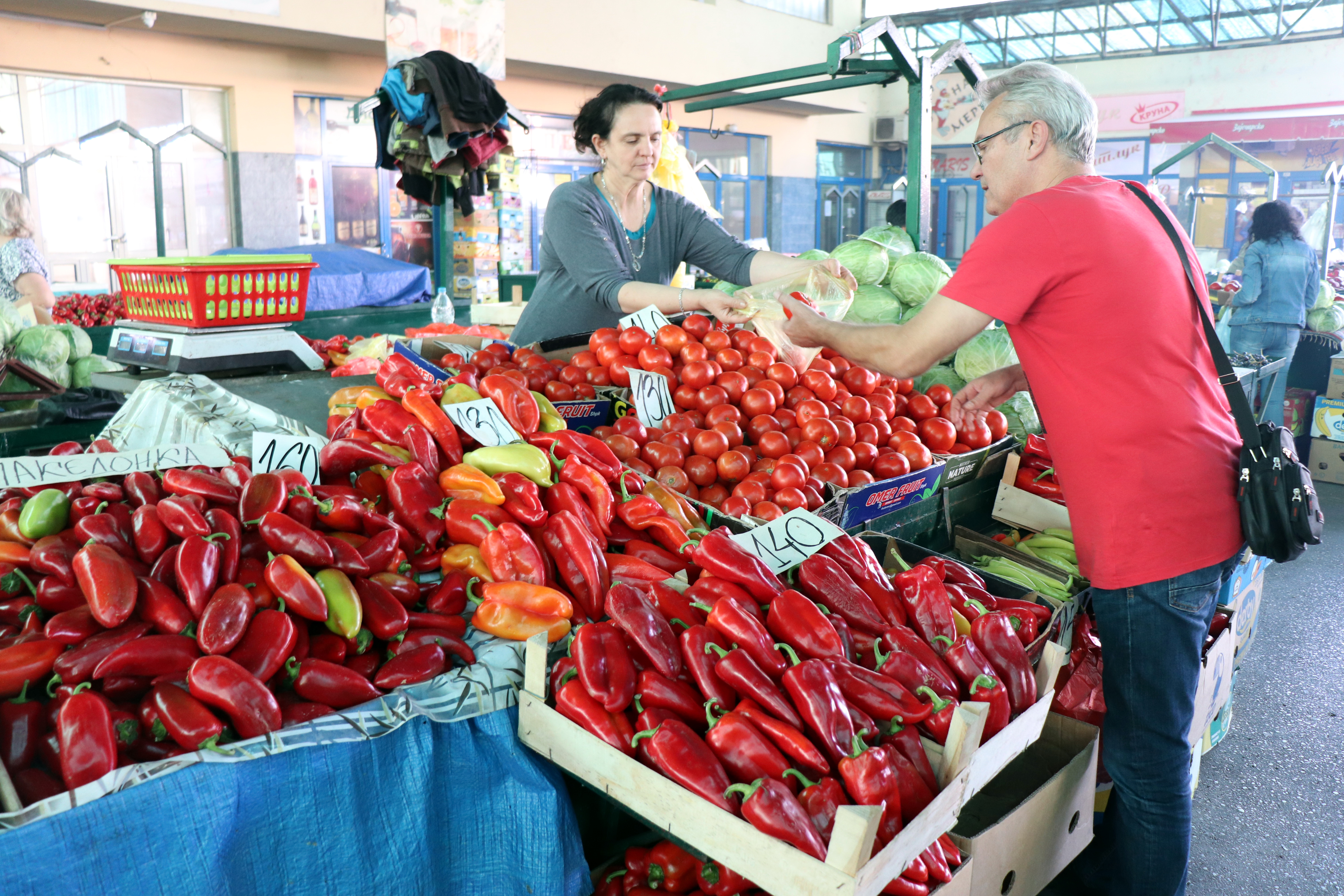 Koliko novca treba za dobru zimnicu: Paprika, krastavac i paradajz 20 odsto skuplji, u septembru pojeftinjenje