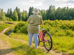 Baka, bicikl, baba, starija žena