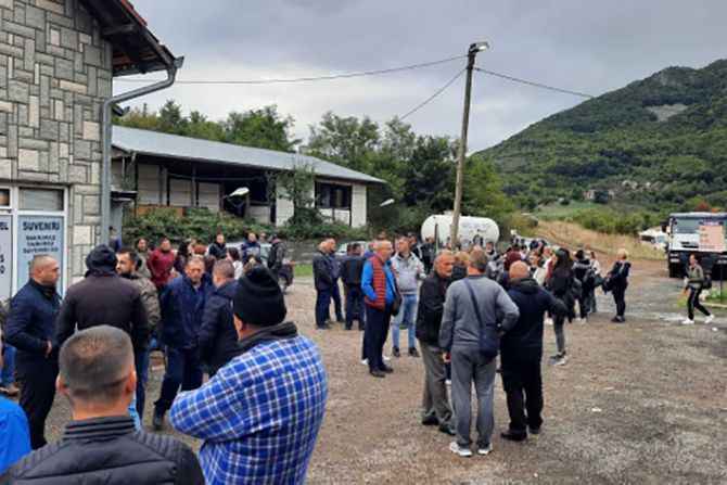 Deseti dan na barikadama: Srbi ne odustaju uprkos kiši - Vimarsana News