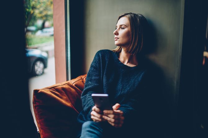 Tužna žena telefon usamljenost tuga