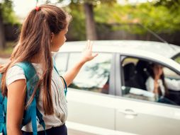 Dete devojčica škola vožnja roditelji happy little girl with backpack waving goodbye to her mother school