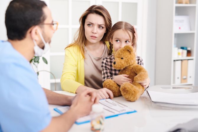 Uplašeno dete dokor lekar mama ćerka zabrinuta majka