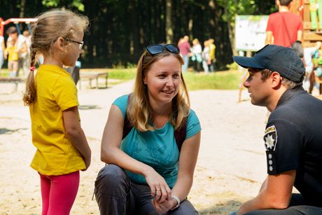 Majka mama dete policajac roditeljstvo roditelj