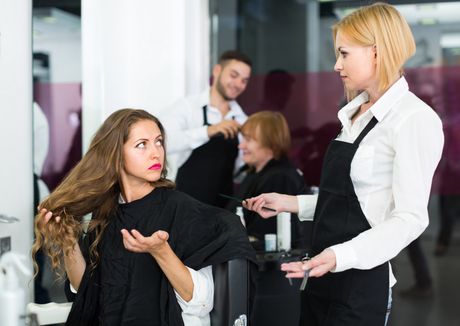Angry girl hairdresser žena frizerka kosa frizura svađa