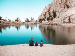 Porodica Roditelji dvoje dece žive u kamperu putuju This Adventure Family