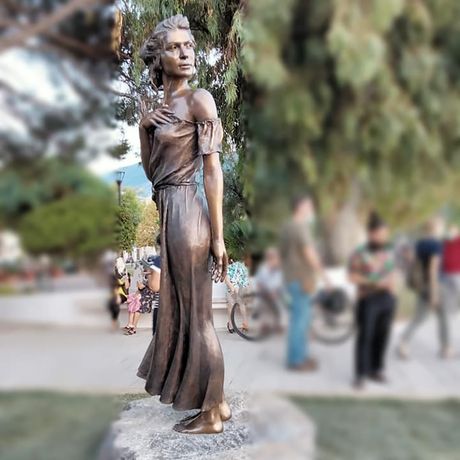 Bronzana statua žene seksizam Italija Bronzana statua žene seksizam Italija