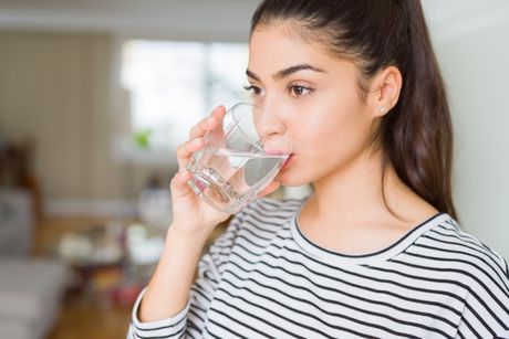 Žena devojka pije vodu voda čaša