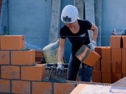 Plavuša, bauštelka, zidarka