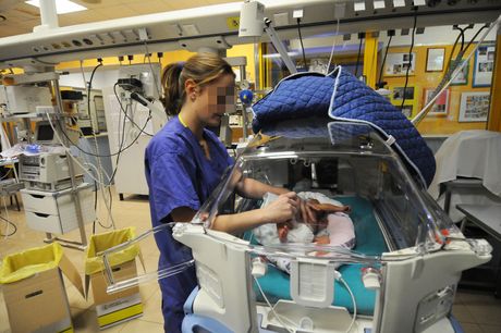 inkubator, bolnica, porodilište, prevremeno rođena beba rođene bebe, medicinska sestra babica