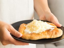 Tradicionalna mađarska kuhinja hrana langoš