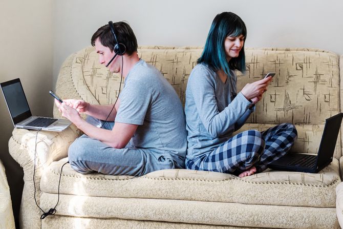Rad od kuće sofa muskarac žena telefon laptop Rad od kuće sofa muskarac žena telefon laptop