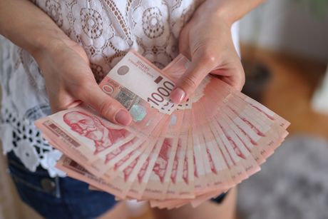 Žena ruke dinari novac pare