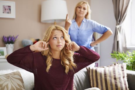 Rebellion teenage blonde girl majka ćerka svađa pubertet deca problemi