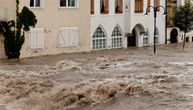 Gejzir usred Sremske Kamenice: Voda šiklja na sve strane, automobili prolaze kroz reku na ulici