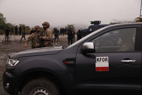 Kosovo granica Jarinje KFOR ROSU policija