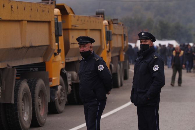 Kosovo granica Jarinje KFOR ROSU policija