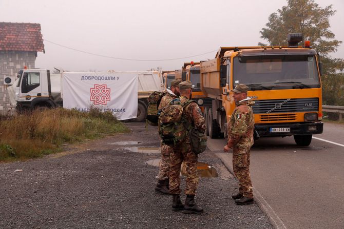 Kosovo granica Jarinje KFOR ROSU policija