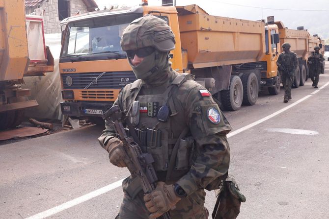 Kosovo granica Jarinje KFOR ROSU policija Kosovo granica Jarinje KFOR ROSU policija