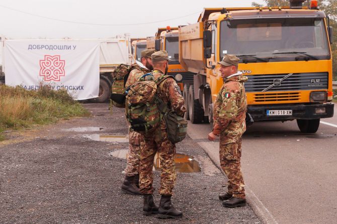 Kosovo granica Jarinje KFOR ROSU policija