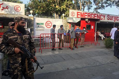 Avganistan Taliban talibanski borac na ulazu u bolnicu posle eksplozije u Kabulu eksplozija Kabul