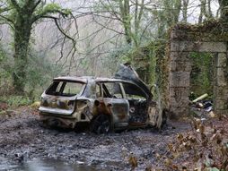 Automobil kola vozilo spaljeno olupina