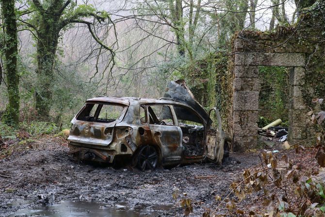 Automobil kola vozilo spaljeno olupina