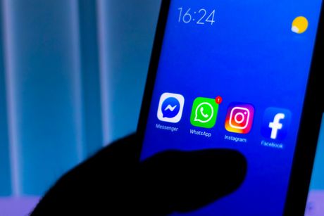 Smartfon društvene mreže smartphone social media icons Messenger WhatsApp Instagram Facebook