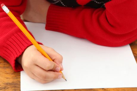 Dečak sastav pisanje škola olovka
