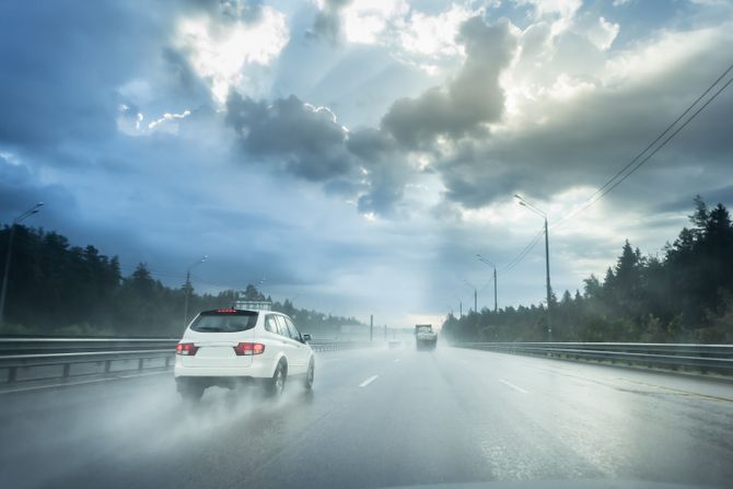 Oluja, vetar, kiša, vožnja, nevreme na putu automobil