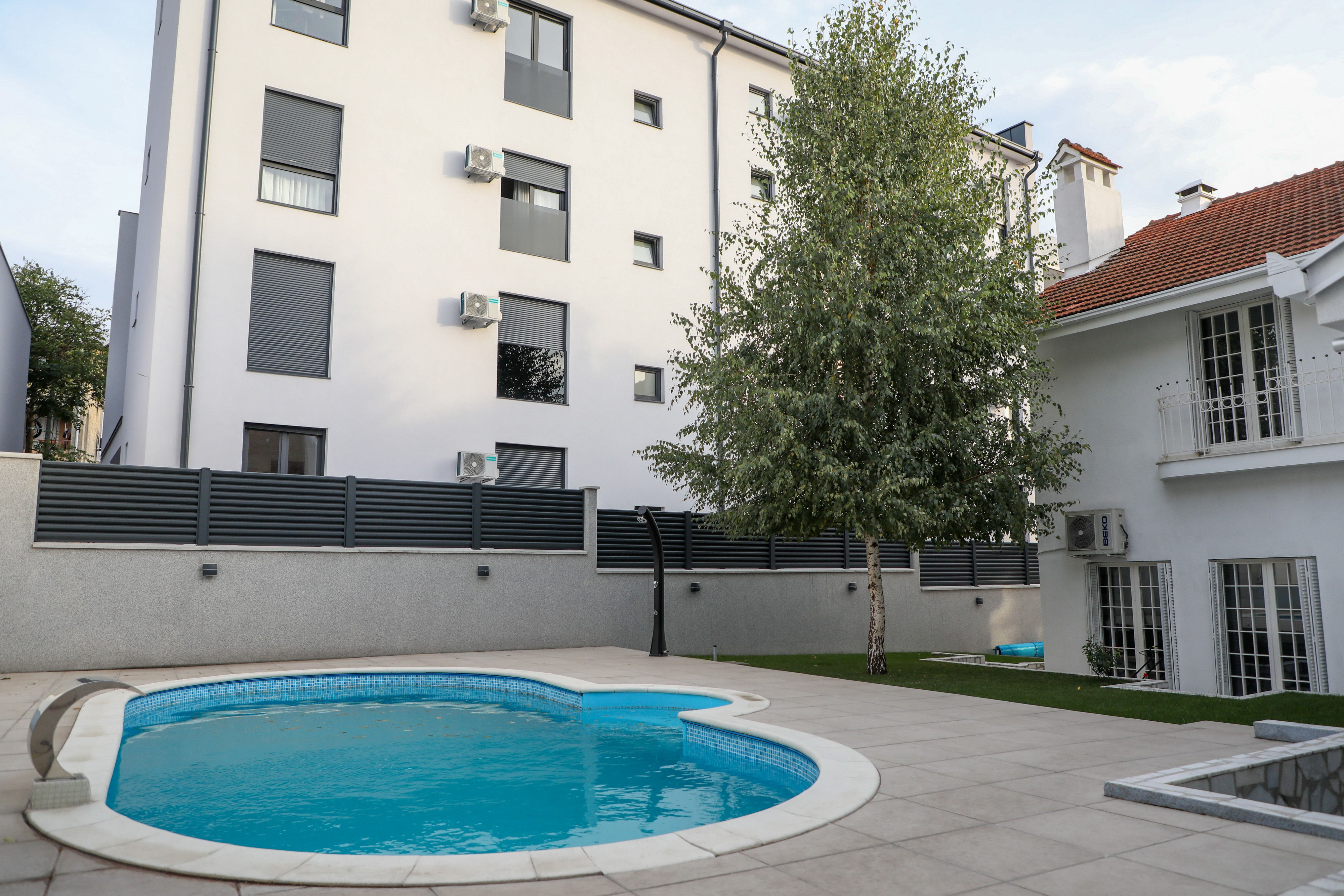 "Imamo dve kuće, on će biti naslednik" Bivšeg zadrugara čeka ogromno bogatstvo, a sad se oglasio iz luks vile