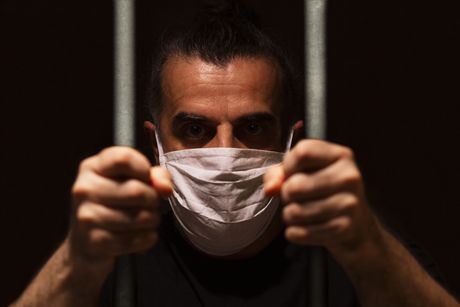 zatvorenik korona u zatvoru bolest rešetke maska