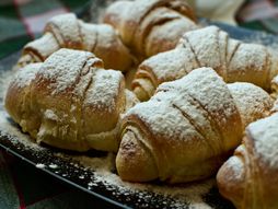 Slatke kiflice, džem, pecivo