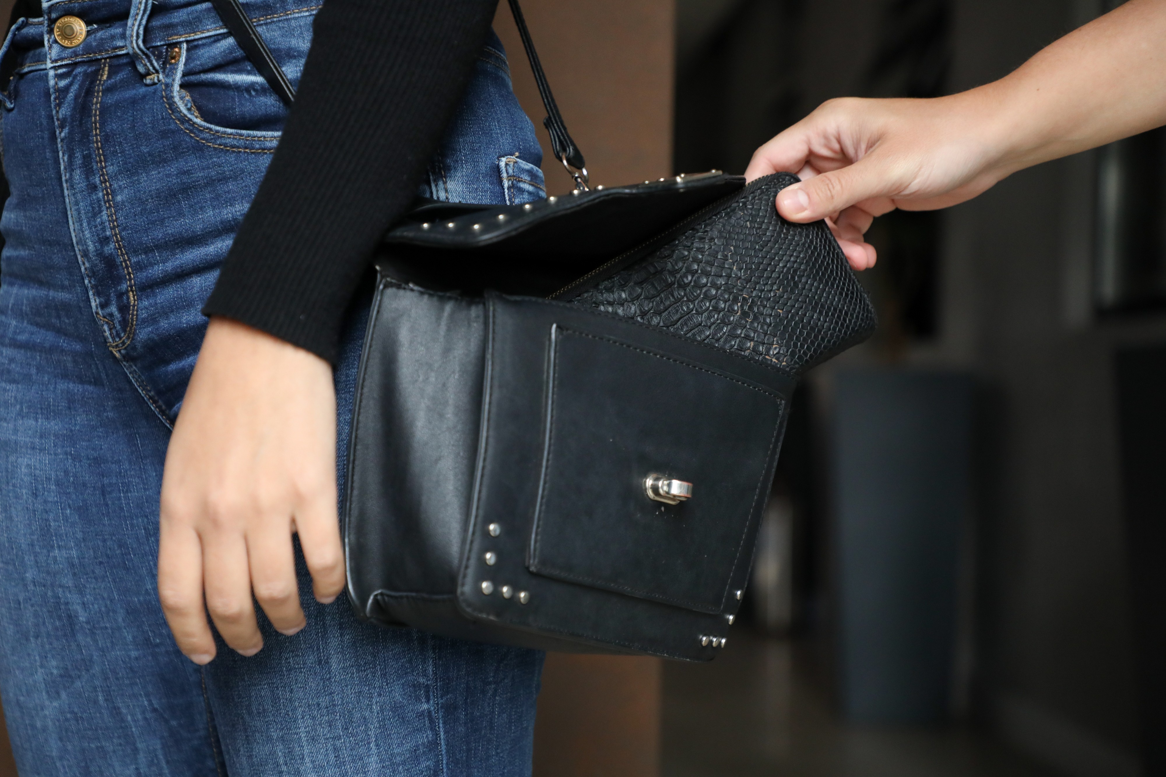 Bugarka krade po autobusima GSP: Ženi iz torbe uzela 600 evra, ubrzo je uhapšena