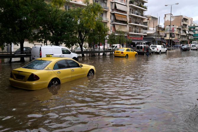 Ισχυρή καταιγίδα έπληξε το διάσημο ελληνικό παραθαλάσσιο θέρετρο: οι δρόμοι μετατράπηκαν σε ποτάμια, τα αυτοκίνητα επέπλεαν