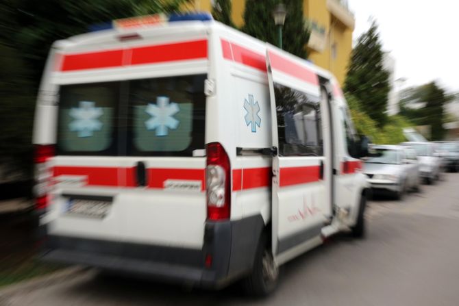 Sanitet, ambulantna kola hitna pomoć, Tiršova - Univerzitetska dečja klinika bolnica Sanitet, ambulantna kola hitna pomoć, Tiršova - Univerzitetska dečja klinika bolnica