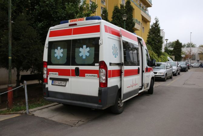 Sanitet, ambulantna kola hitna pomoć, Tiršova - Univerzitetska dečja klinika bolnica