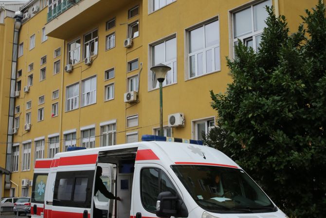 Sanitet, ambulantna kola hitna pomoć, Tiršova - Univerzitetska dečja klinika bolnica