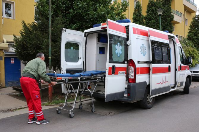 Sanitet, ambulantna kola hitna pomoć, Tiršova - Univerzitetska dečja klinika bolnica