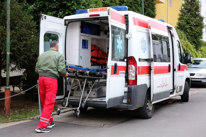 Sanitet, ambulantna kola hitna pomoć, Tiršova - Univerzitetska dečja klinika bolnica