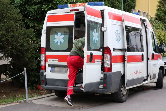 Sanitet, ambulantna kola hitna pomoć, Tiršova - Univerzitetska dečja klinika bolnica